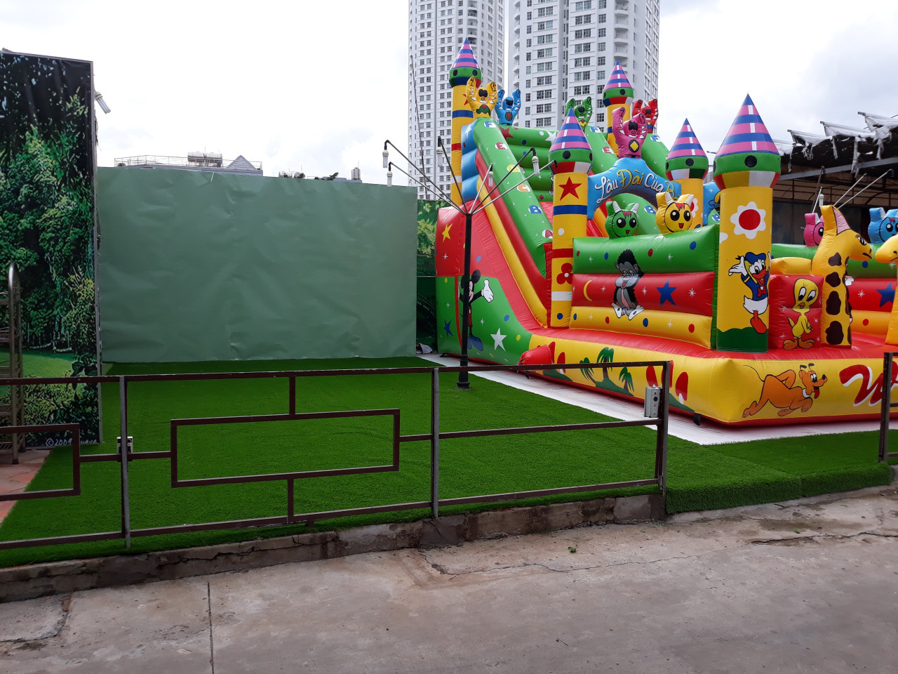 Sân chơi dành cho trẻ em ở nhà hàng Ẩm thực 02 - 02 Nguyễn Hữu Thọ, quận 7
