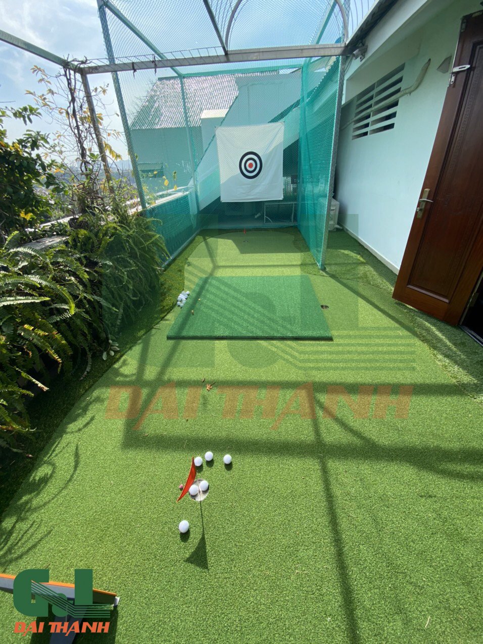 KHUNG TẬP GOLF VÀ THẢM PUTTING TRÊN SÂN THƯỢNG